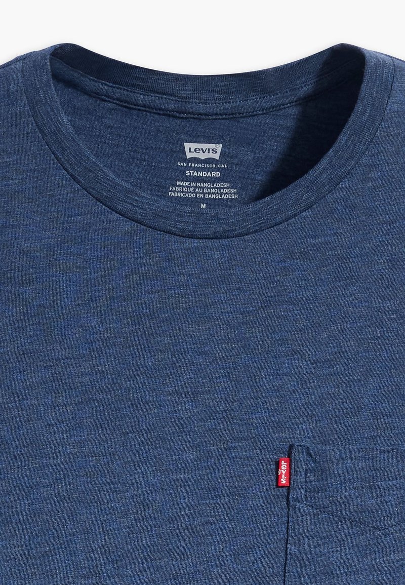 Blaues Levi’s T-Shirt mit Rundhalsausschnitt, Brusttasche und rotem Levi’s-Label an der Tasche, Größe M, hergestellt in Bangladesch.