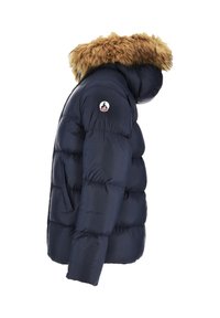 Chaqueta acolchada azul marino con capucha con borde de piel, bolsillos laterales y un logo circular de la marca en la parte superior del brazo.