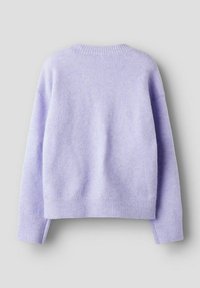 Lila tröja med mjuk textur, ribbade ärmslut och nederkant samt en klassisk rundad halsringning. Den har en avslappnad passform med sänkta axlar.