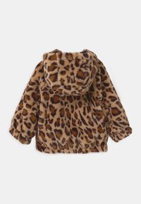 Hnědá bunda s leopardím vzorem vyrobená z měkkého umělého kožešiny, vybavená kapucí a elastickými manžetami pro pohodlí, s mírně nadýchaným siluetou.