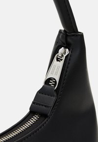 Tommy Jeans MUST SHOULDER BAG - Kézitáska - black