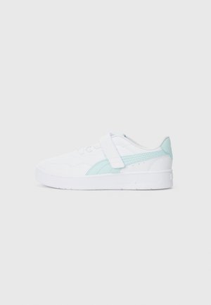 Baskets blanches avec une bande latérale et un talon bleu clair, dotées d'une attache Velcro et d'un design à lacets sur fond blanc.