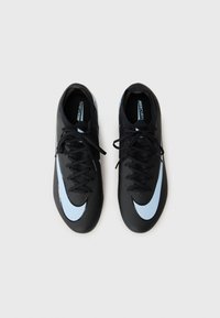 Crampons de football noirs avec une surface texturée, dotés d'un swoosh Nike bleu clair et de lacets noirs, conçus pour la performance et l'agilité.