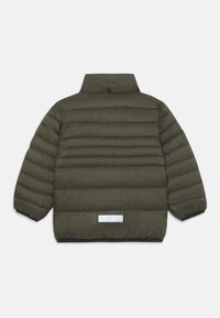 Olivgrüne Pufferjacke mit hohem Kragen, horizontalen Nähten, elastischen Bündchen und einem reflektierenden Detail auf der Rückseite. Weiche Textur.