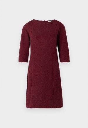 Bordeauxfarbendes Strickkleid mit drei Viertel-Ärmeln, Rundhalsausschnitt und einem Reißverschluss auf der Rückseite. Das Kleid hat einen strukturierten Stoff und eine gerade Silhouette.