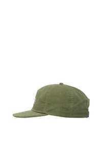 Olijfgroene corduroy baseballpet met een gebogen klep en verstelbare achterkant, getoond vanaf de linkerzijde op een witte achtergrond.