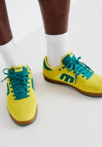 Unselected, yellow
