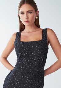 WILLA HALLEE MIDI - Vestito casual - black based dot