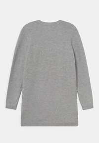 Suéter cinza com mangas longas e decote redondo. Apresenta um ponto de malha texturizado e bainha canelada. Design simples e minimalista.