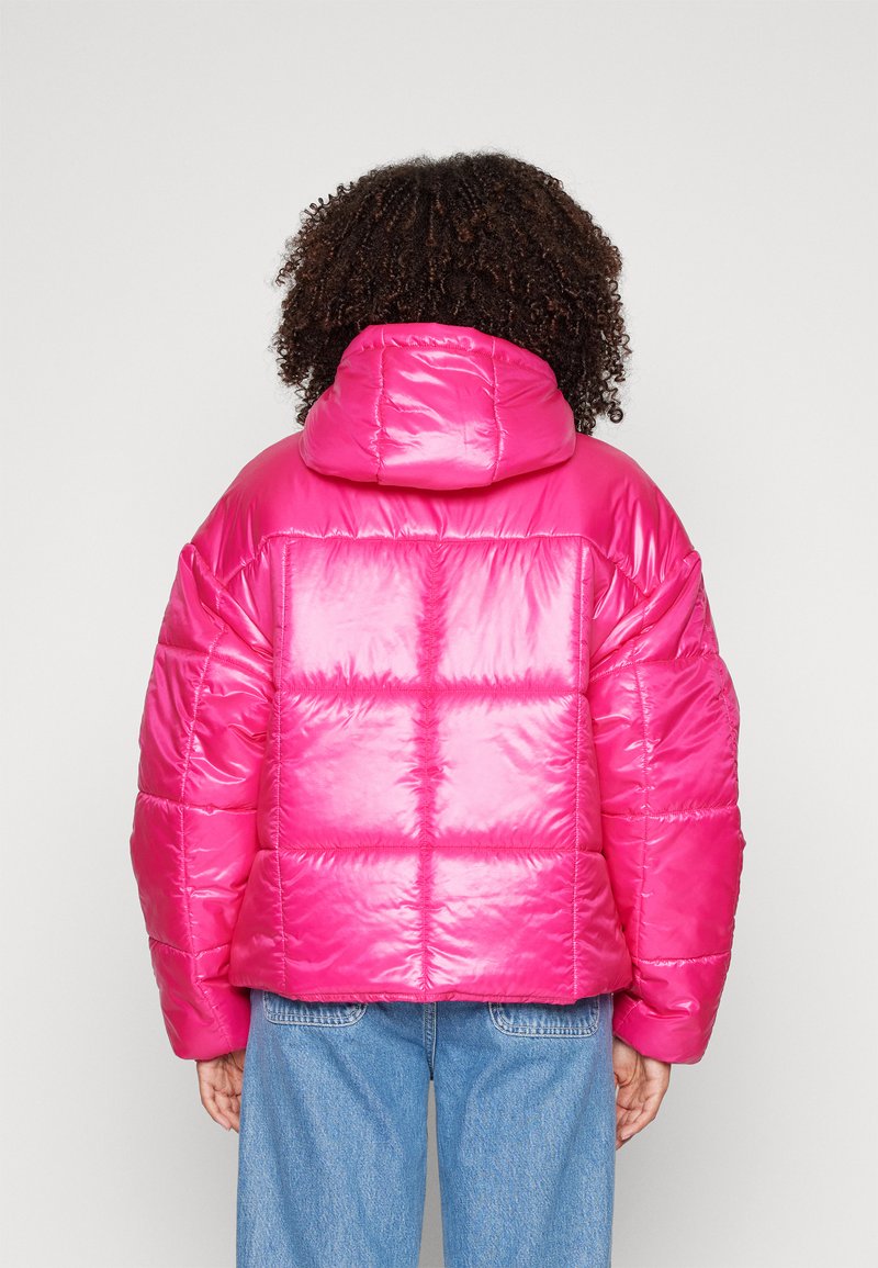 Rosa Puffjacke mit glänzender Oberfläche, die über eine Kapuze und ein gestepptes Design verfügt. Die Rückseite hat ein Gittermuster und seitliche Taschen.