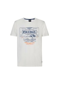 Bílý bavlněný tričko s modrou grafikou, která obsahuje text, palmy a geografické souřadnice, kulatý výstřih a krátké rukávy.