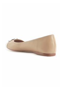 Beige leren ballerina met een ronde neus en een contrasterende witte neuskap. Heeft een kleine decoratieve strik en een platte, gestructureerde zool.