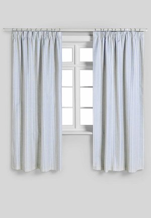Zwei hellblaue und weiß gestreifte Vorhänge hängen an einer weißen Stange über einem weiß gerahmten Fenster mit mehreren Scheiben.
