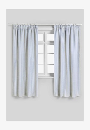 Zwei hellblaue und weiß gestreifte Vorhänge hängen an einer weißen Stange über einem weiß gerahmten Fenster mit mehreren Scheiben.