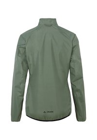Waterdichte groene jas met hoge kraag, lange mouwen en een gebogen zoom. Bevat reflecterende accenten en een logo op de onderrug.