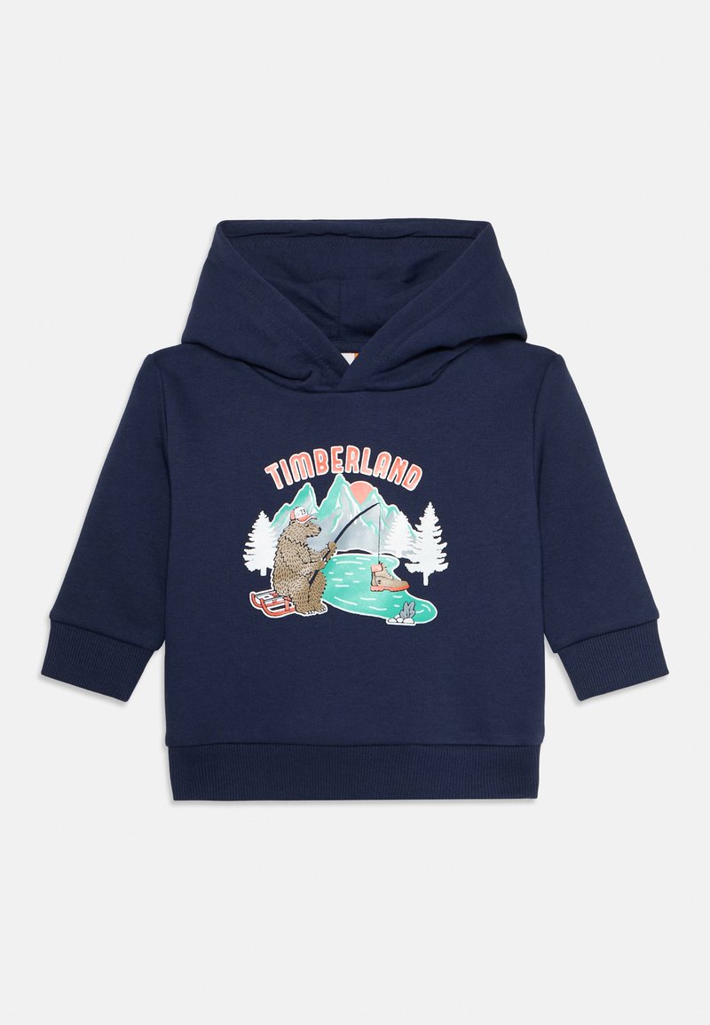 Sudadera de algodón azul marino con un estampado gráfico de un oso pescando, rodeado de árboles y montañas. Puños y dobladillo acanalados.
