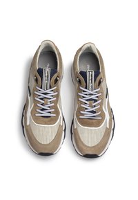 Brązowo-beżowe sneakersy wykonane z zamszu i siateczki, z okrągłym noskiem, białymi akcentami oraz szarymi sznurowadłami. Dekoracyjne logo na języku.