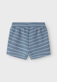 Pantaloni corti a righe blu con texture a coste, vita elasticizzata e righe orizzontali bianche, adatti per un abbigliamento informale.