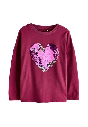 Langärmliges Shirt aus burgunderrotem Baumwollmaterial mit einem großen Herzdesign aus pinken und lila Pailletten auf der Vorderseite. Es hat einen runden Ausschnitt und eine lockere Passform.