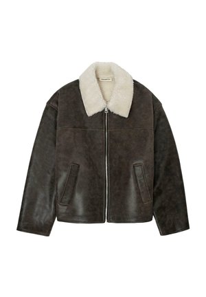 Braune Lederjacke mit einem cremefarbenen Kunstpelzkragen, Reißverschluss und zwei seitlichen Taschen; hat eine glatte Textur und einen lässigen Schnitt.