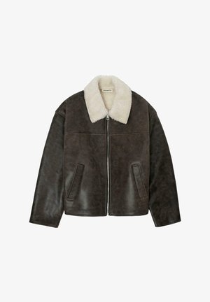 Pruun nahast jakk kreemja kunstkarvase kraega, tõmbluku sulgemine ja kaks küljetaskut; omab sujuvat tekstuuri ja mugavat lõikal.