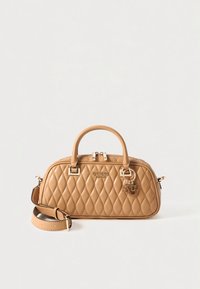 Borsa trapuntata color cognac con doppie maniglie, dettagli in metallo oro e tracolla staccabile. Presenta un dettaglio con il logo e una texture liscia.