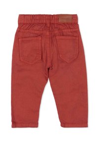 Roestkleurige kinderbroek met een gestructureerde stof, elastische tailleband en twee achterzakken. Voorzien van een leren label met merknaam.