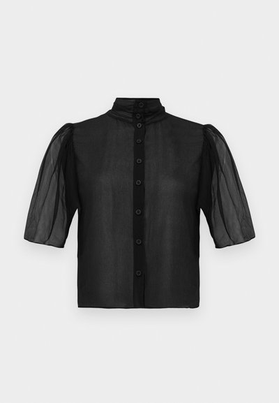 Blouse noire à manches courtes avec un col haut plissé, en tissu doux et transparent, fermeture par boutons à l'avant et manches légèrement bouffantes.