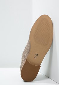 Beżowy but wsuwany z teksturowaną cholewką, elastyczną podeszwą i gładkim gumowym spodem. Rozmiar oznaczony jako 37. Posiada płaski design bez obcasa.