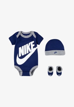 Marineblauer Baby-Body mit grauen Akzenten, verziert mit einem großen weißen Nike-Logo. Inklusive passender Mütze mit grauem Rand und Booties. Weiches Baumwollmaterial.
