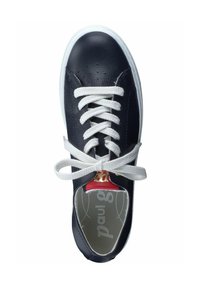 Sneaker en cuir noir avec lacets blancs, bout arrondi, surface texturée, et un accent rouge au niveau du talon avec des lettres dorées.