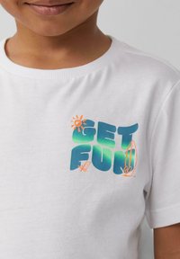 Biała bawełniana koszulka z wyraźnym napisem "GET FUN" w gradientowych odcieniach niebiesko-zielonych i pomarańczowych akcentach, z ilustracją słońca i rysunkiem deski surfingowej.