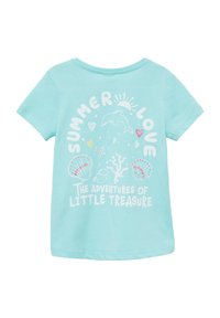 Turquoise T-shirt met korte mouwen, voorzien van een witte grafische print van dolfijnen, schelpen en de tekst "Zomerliefde" en "De avonturen van Kleine Schat."