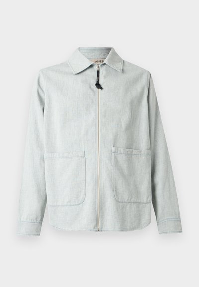 Ανοιχτό γκρι τζάκετ με φερμουάρ, δύο μπροστινές τσέπες, μακριά μανίκια και μυτερό γιακά.