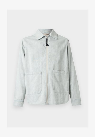 Ανοιχτό γκρι τζάκετ με φερμουάρ, δύο μπροστινές τσέπες, μακριά μανίκια και μυτερό γιακά.