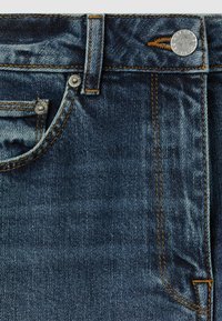 Reiss SELIN MID-RISE STRAIGHT PETITE - Laisvo kirpimo džinsai - mid blue