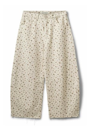 Pantalones de pierna ancha beige con pequeño estampado floral marrón, bolsillos delanteros, trabillas para cinturón, cierre de botón y detalle de dobladillo sin rematar.