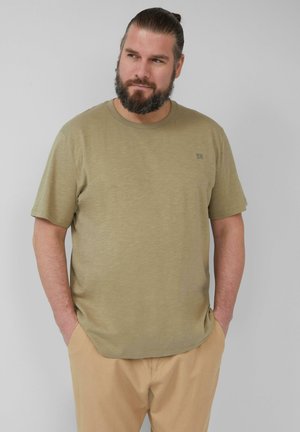 Olijfgroene t-shirt met korte mouwen, gemaakt van zachte stof, met een ronde hals en een subtiele logo op de linkerborst. Casual pasvorm.