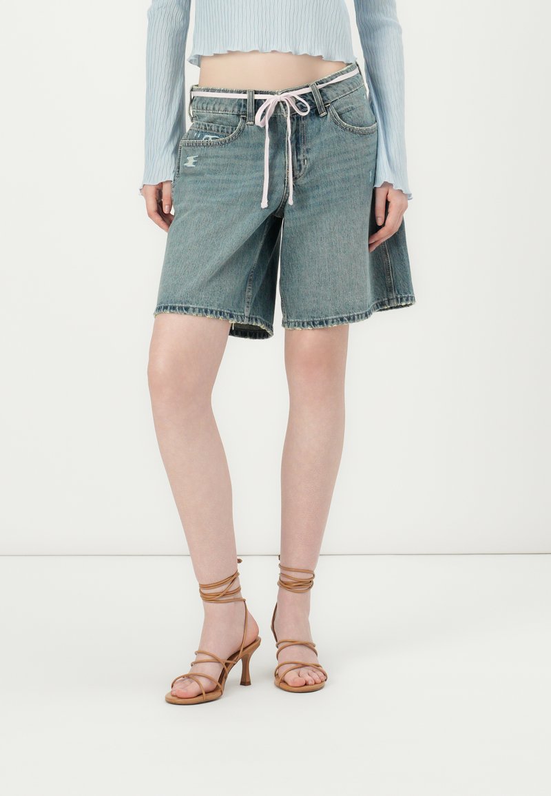 Hollister Co. - AVILA RAW - Denim shorts - blue denim, Enlarge