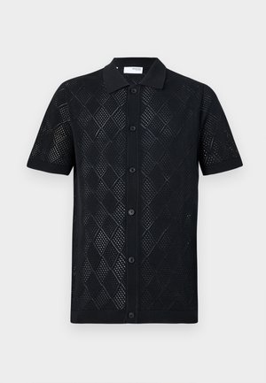 Polo noir à manches courtes avec un design tricoté en motif losange, doté d'un col et d'une fermeture à boutons. Texture lisse et ourlet ajusté.