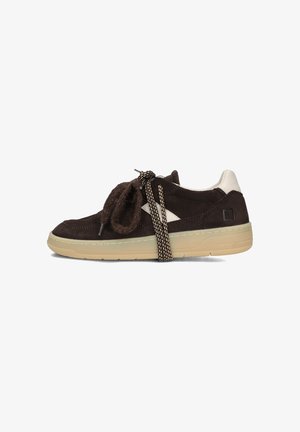 Donkerbruine suède sneaker met beige zool en hak, wit detail aan de zijkant en twee sets veters aan de zijkant gestrikt.