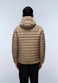 Giacca imbottita color marrone chiaro con cappuccio, caratterizzata da un trapuntato orizzontale e una silhouette aderente. La vista posteriore mostra cuciture minimali e linee pulite.