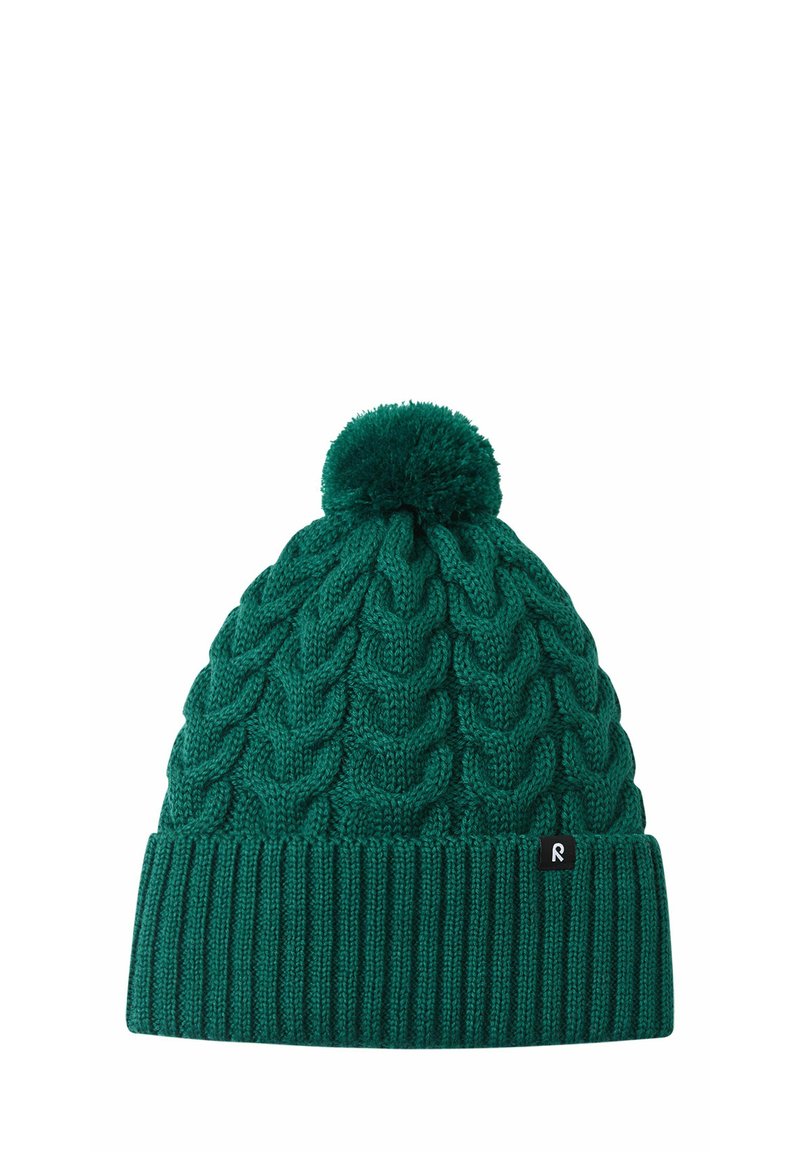 Berretto in maglia invernale color teal con pom-pom, motivo a trecce e bordo a costine con una piccola etichetta nera.