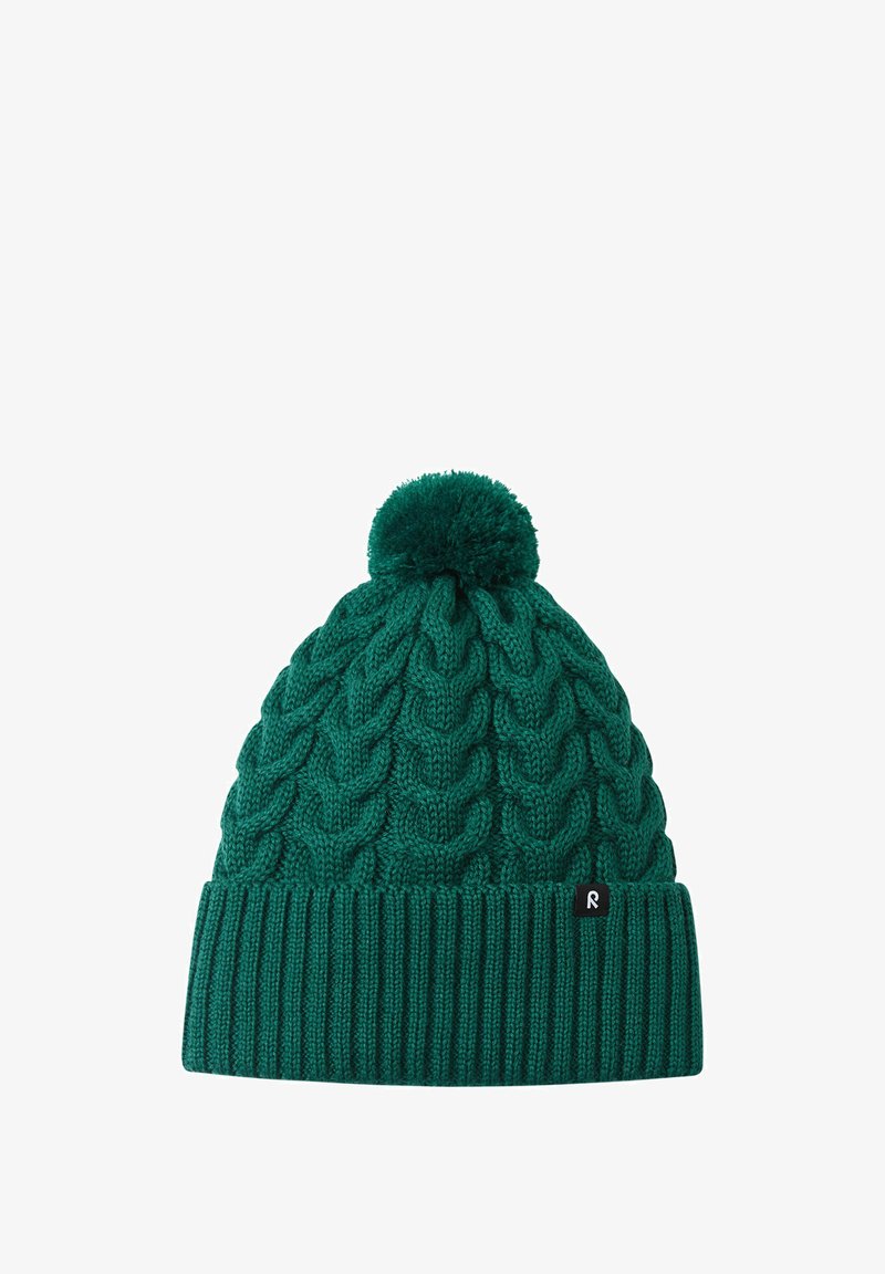 Berretto in maglia invernale color teal con pom-pom, motivo a trecce e bordo a costine con una piccola etichetta nera.