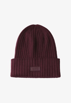 Berretto a coste bordeaux con risvolto e una toppa rettangolare etichettata "i lati colorati della vita". Materiale a maglia testurizzato.