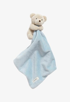 Beiger Teddybär, befestigt an einer weichen, hellblauen Babydecke mit einem "Newbie"-Etikett in der Ecke.
