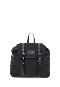 Mochila negra de nailon con una forma estructurada, acentos de cuero, herrajes plateados, una solapa frontal y correas ajustables. Cuenta con un asa superior.