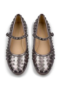Zapatos Mary Jane de metalizados plateados con punta redonda, adornos de tachuelas, cuero texturizado y una correa ajustable.