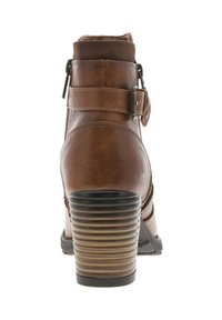 Botte cheville en cuir marron avec un talon empilé, sangle décorative avec boucle et semelle texturée. Fini lisse avec des détails de coutures subtiles.