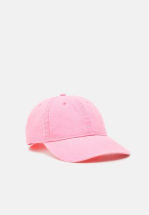 Roze baseballpet met gestikte panelen en gebogen klep op een effen lichtgrijze achtergrond.